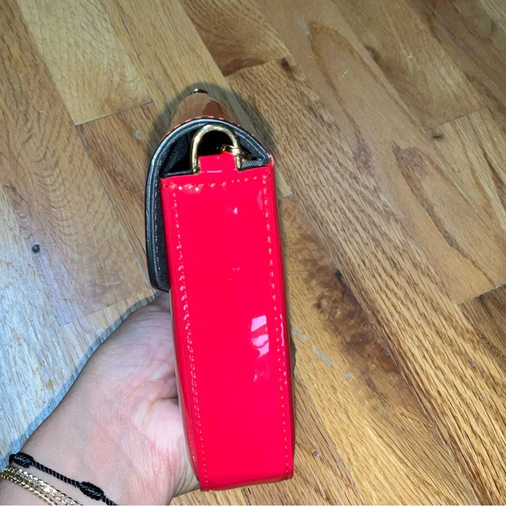 AUTHENTIC FENDI RED PATENT LEATHER WALLET ON CHAIN - Picture 6 of 14
